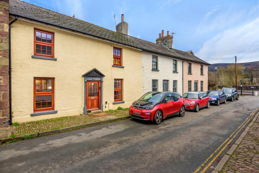 Crickhowell, Powys, NP8 2 bed terraced house £340,000