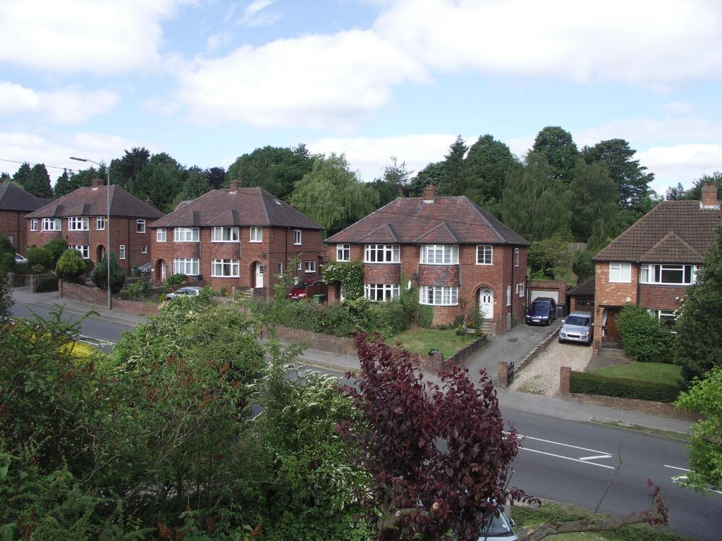 Desborough Avenue, High HP11 4 bed flat £1,895 pcm (£437 pw)