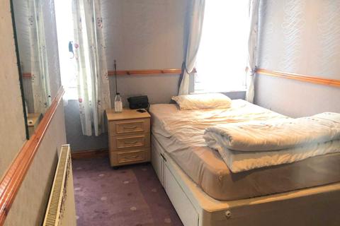 101 East Avenue, Hayes, UB3 2HT