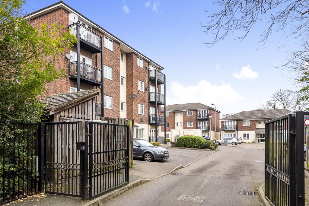 Denham Road, London, N20 2 bed apartment £1,700 pcm (£392 pw)