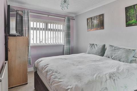 4 bedroom semi-detached house for sale - Dunnock Close, Hull, HU8