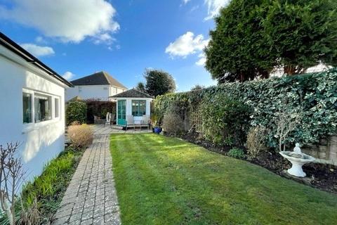 2 bedroom bungalow for sale - Monks Avenue, Lancing, West Sussex, BN15