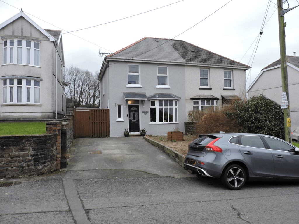 Kings Road, Llandybie, SA18 3 bed semidetached house £220,000