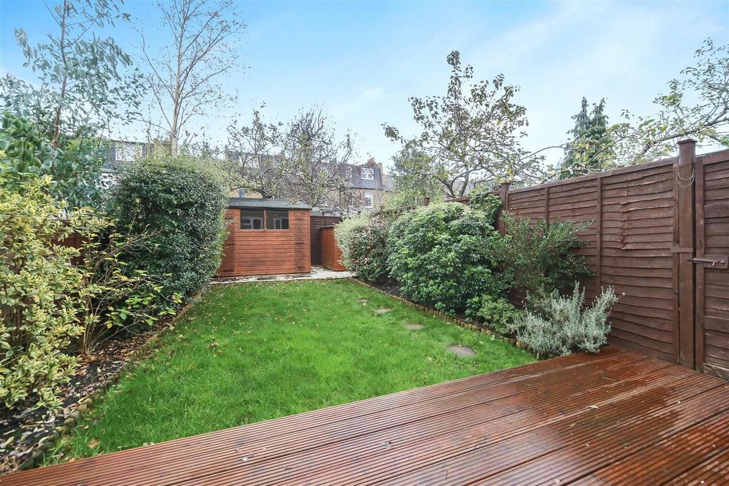 Florence Road, Wimbledon, London, SW19 3 bed flat £2,850 pcm (£658 pw)