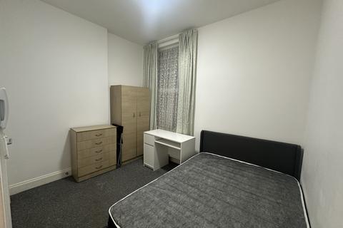 1 bedroom in a house share to rent, Bolton Gardens, London NW10