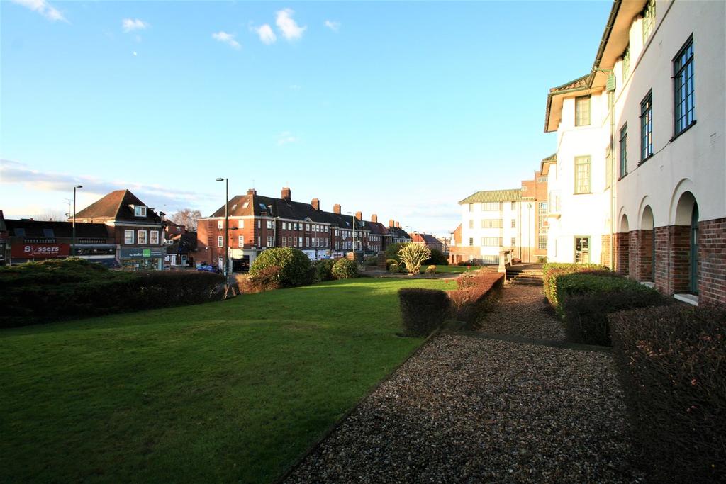 Finchley Road, London, NW11 Studio to rent £1,300 pcm (£300 pw)