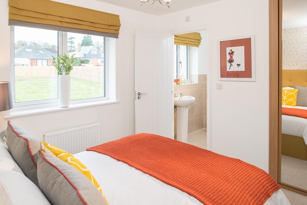 With en suite shower room to beat the morning rush