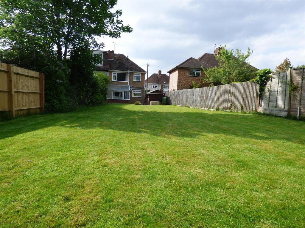 Kinross Road, Leamington Spa 3 bed semidetached house £975 pcm (£225 pw)