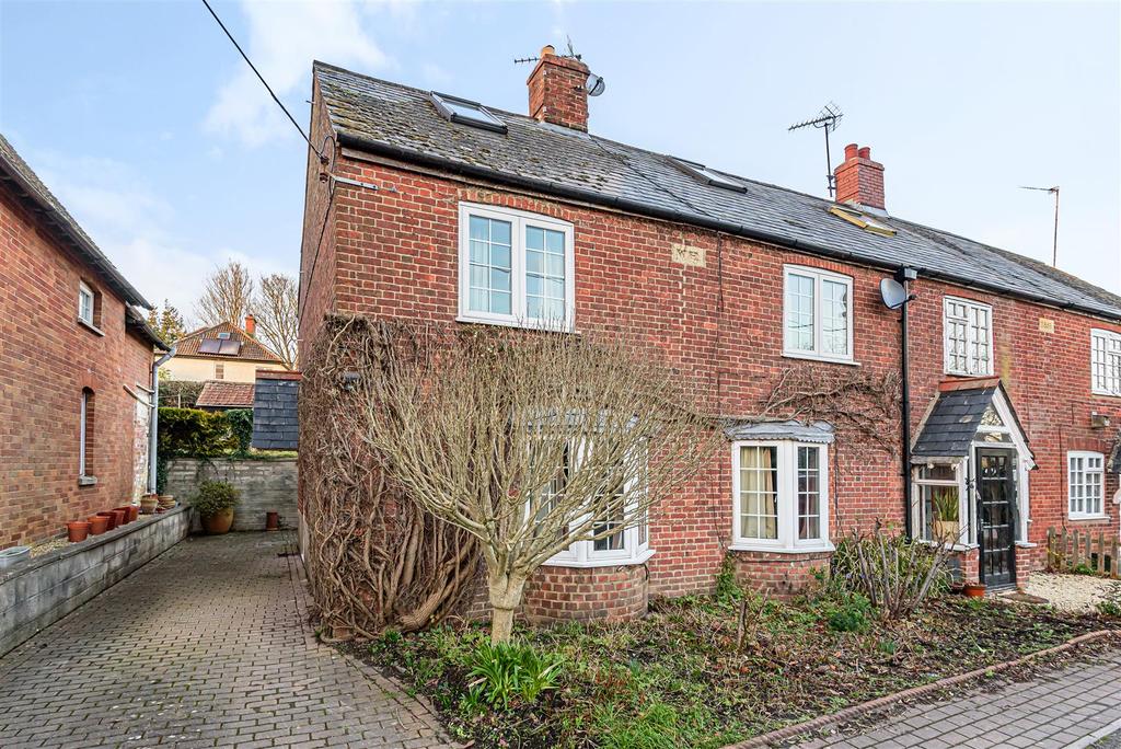 Russell Mill Lane, Littleton Panell 3 bed terraced house £360,000