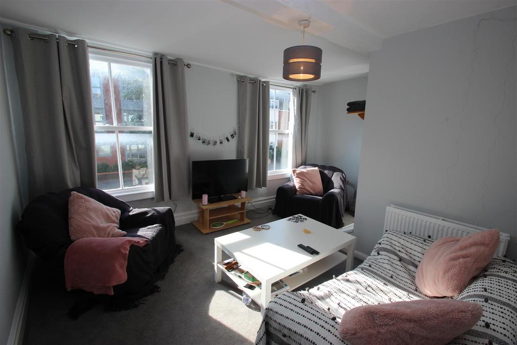 St Clements Street, Oxford 2 bed flat £1,400 pcm (£323 pw)