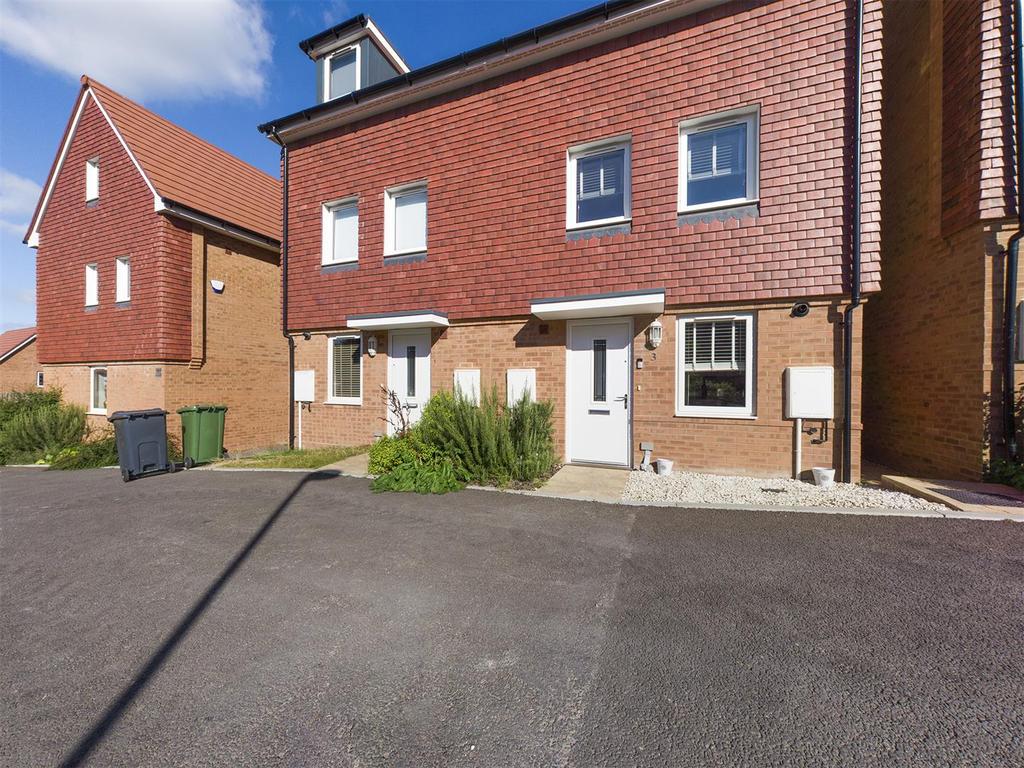 Blackmoor Drive, Basingstoke 3 bed semidetached house £390,000