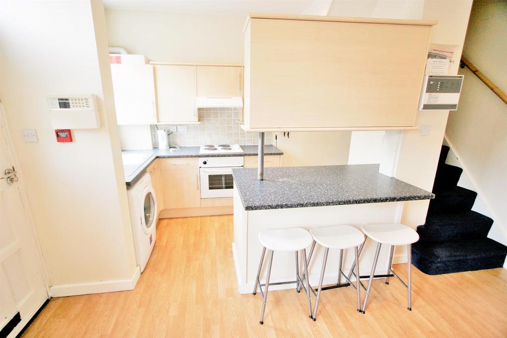 Beechwood Grove, Burley Park, Leeds. LS4 2LT 4 bed terraced house £1,820 pcm (£420 pw)