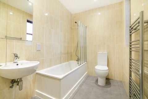 4 bedroom house to rent - Chelmer Road, London
