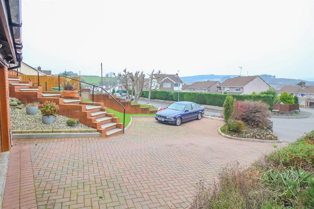 Caerphilly Close, Rhiwderin, Newport 4 bed detached house £450,000