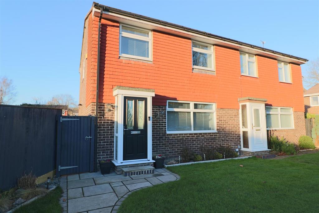 Carters Rise, Calcot, Reading 3 bed semidetached house £400,000