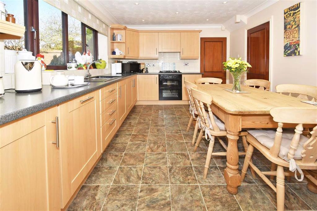 Byron Close, Cheadle 4 bed detached house £350,000