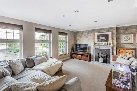 11 Bromford Close, Oxted, RH8 9JF