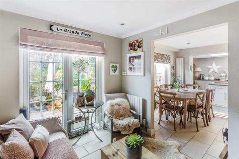 11 Bromford Close, Oxted, RH8 9JF