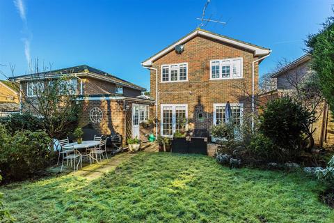 11 Bromford Close, Oxted, RH8 9JF