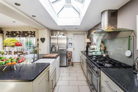 11 Bromford Close, Oxted, RH8 9JF