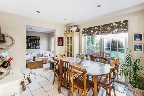 11 Bromford Close, Oxted, RH8 9JF