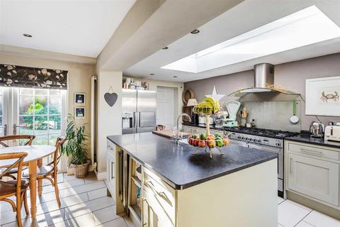 11 Bromford Close, Oxted, RH8 9JF