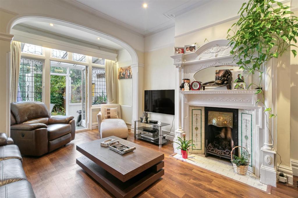 Powys Lane, Palmers Green, N13 4 bed semidetached house £1,000,000