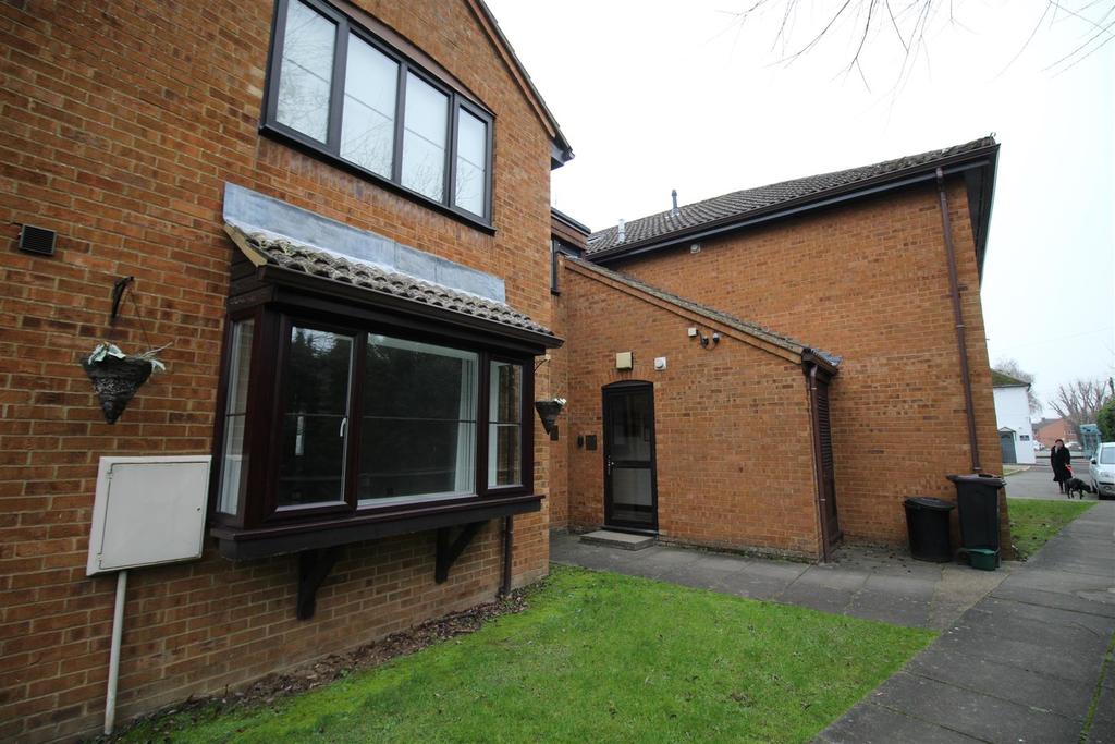 Kings Court Lower Kings Road Berkhamsted 2 bed apartment £1,200 pcm