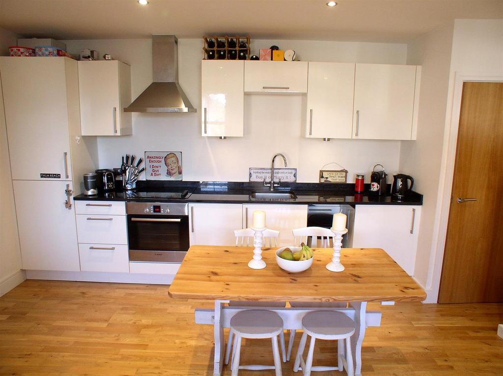 Bridge Street, WaltonOnThames 2 bed flat £299,950