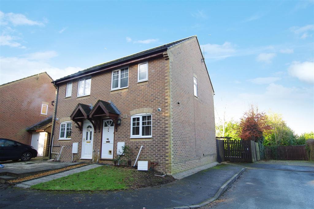 Dunsford Close, Old Town, Swindon 2 bed semidetached house £895 pcm
