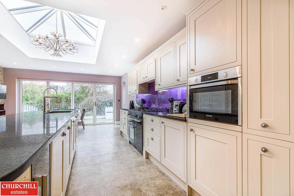 Kitchen2.jpg