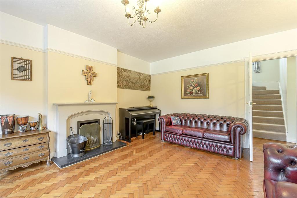Kingsmead Avenue, Worcester Park 4 bed detached house £1,200,000