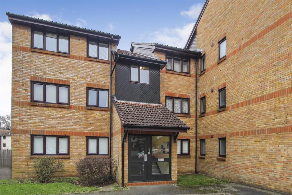 Littlebrook Avenue, Burnham 2 bed flat £250,000