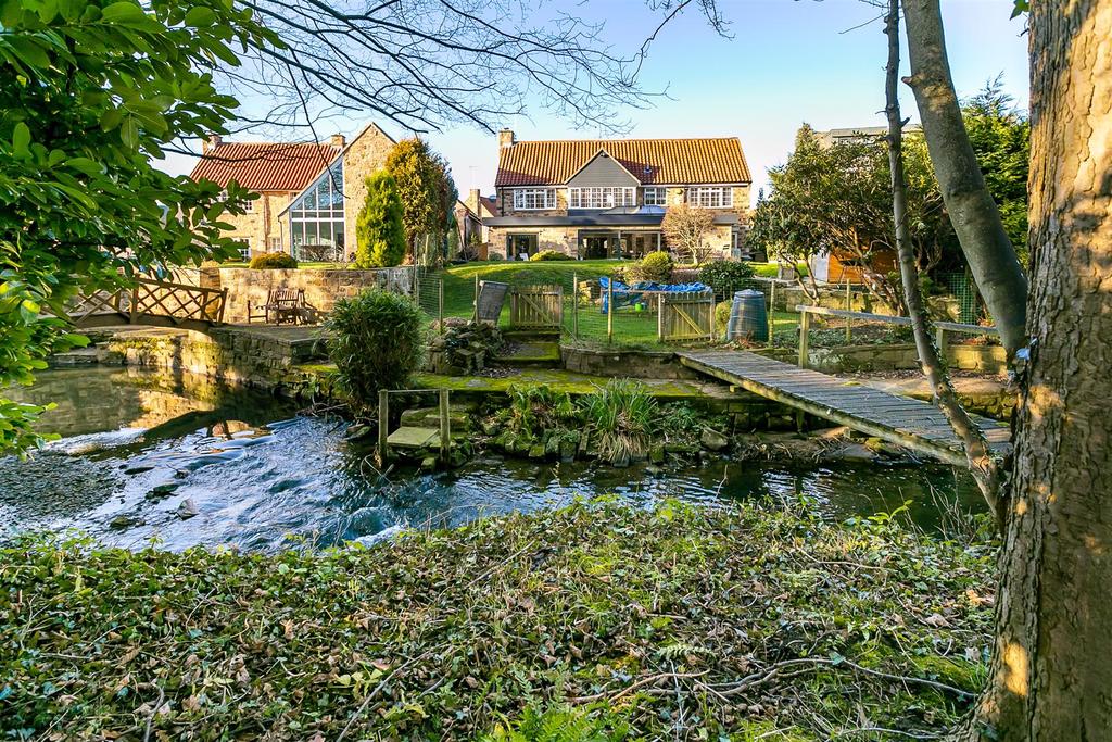 Millbeck Green, Collingham 5 bed detached house £745,000