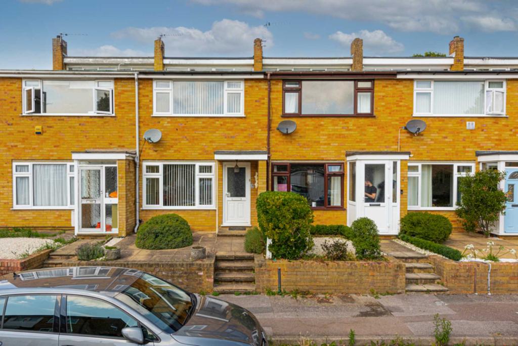 Dirdene Close, Epsom 2 bed terraced house £1,600 pcm (£369 pw)