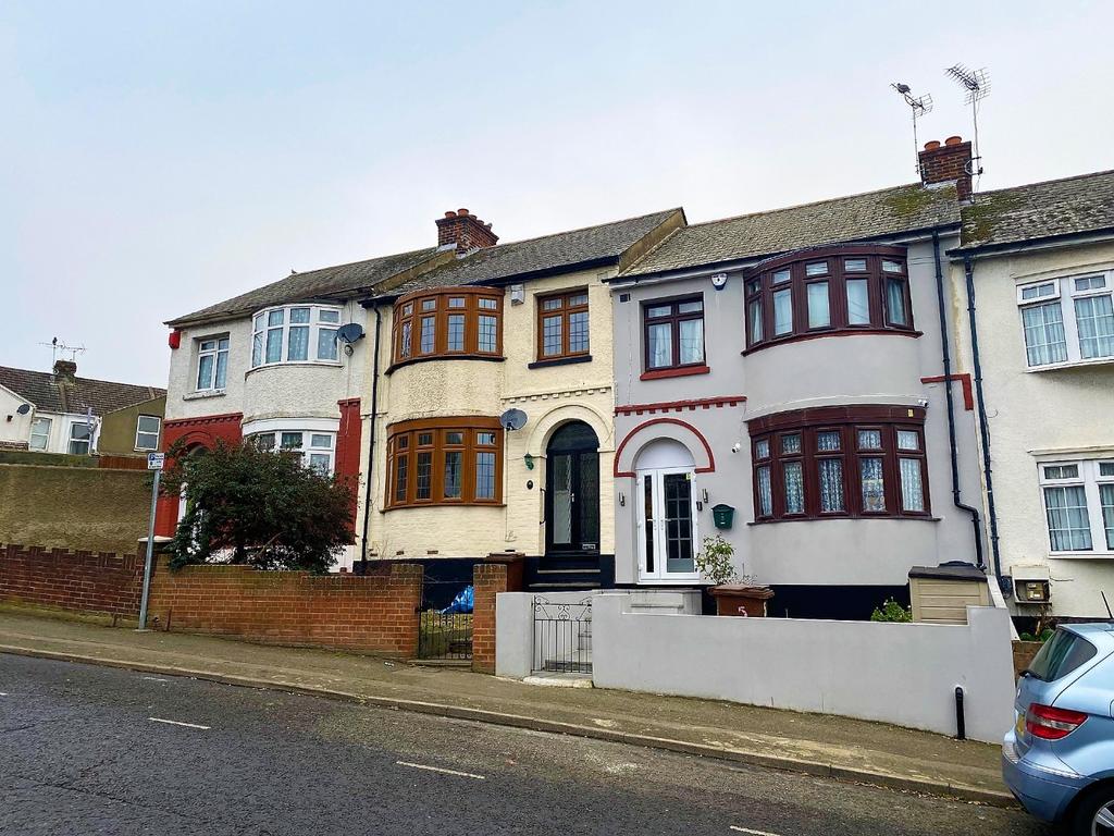 Parr Avenue, Gillingham 3 bed terraced house £1,200 pcm (£277 pw)