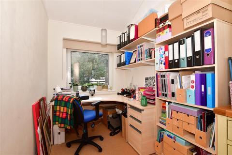 3 Leith Park Road, Gravesend, DA12 1LN