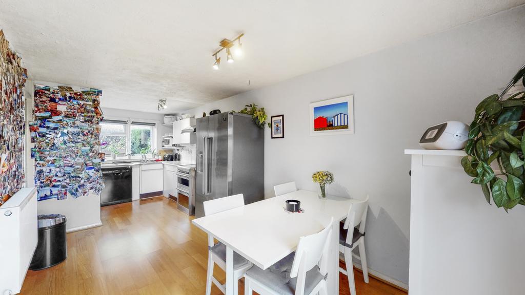 East Finchley, N2 8LE 3 bed flat £395,000