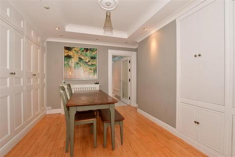 104 Lower Road, Kenley, CR8 5ND