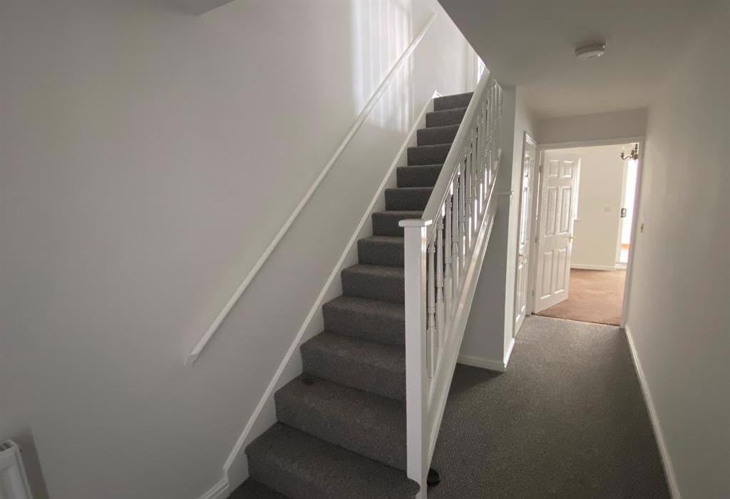 Merlin Avenue, Bolsover, Chesterfield 3 bed semidetached house £750