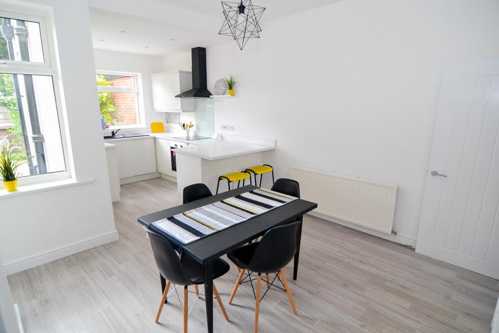 Crow Lane East, NewtonLeWillows, Merseyside, WA12 2 bed terraced