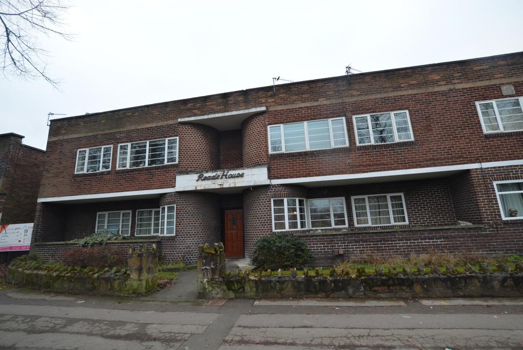 Reade House Flixton M41 2 bed flat £800 pcm (£185 pw)