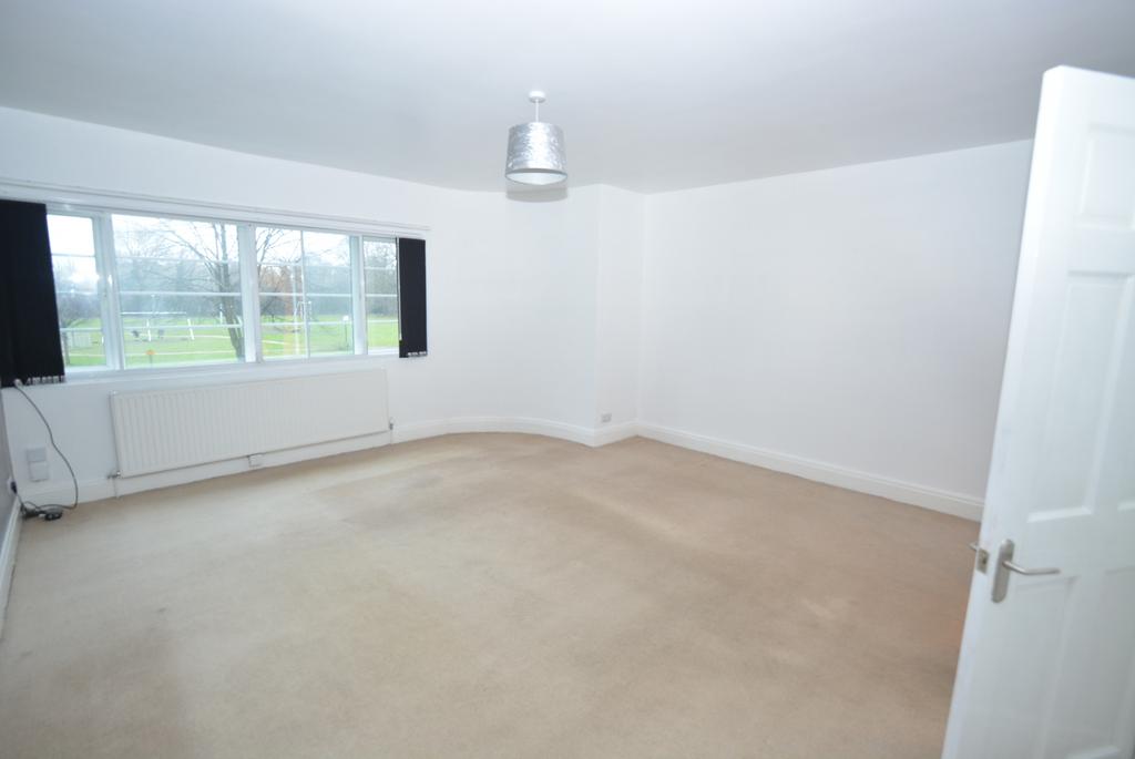 Reade House Flixton M41 2 bed flat £800 pcm (£185 pw)