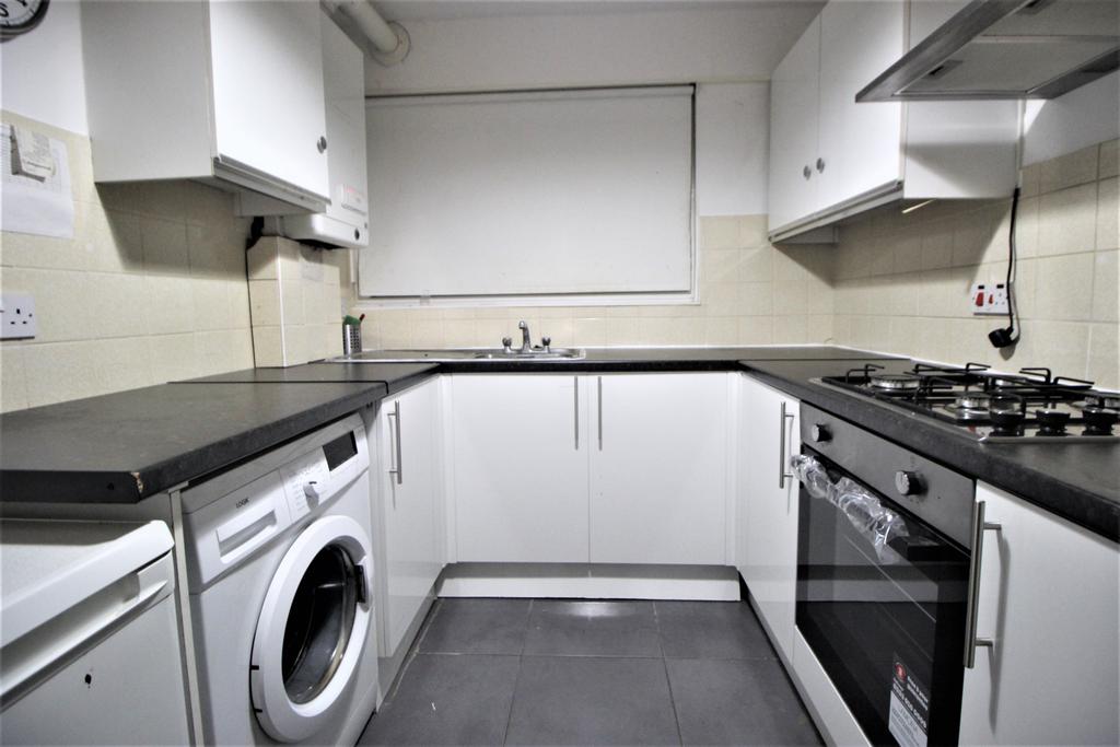 Drayton Road, E11 3 bed flat £1,750 pcm (£404 pw)
