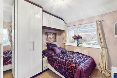 16 Valence Circus, Dagenham, RM8 3LX