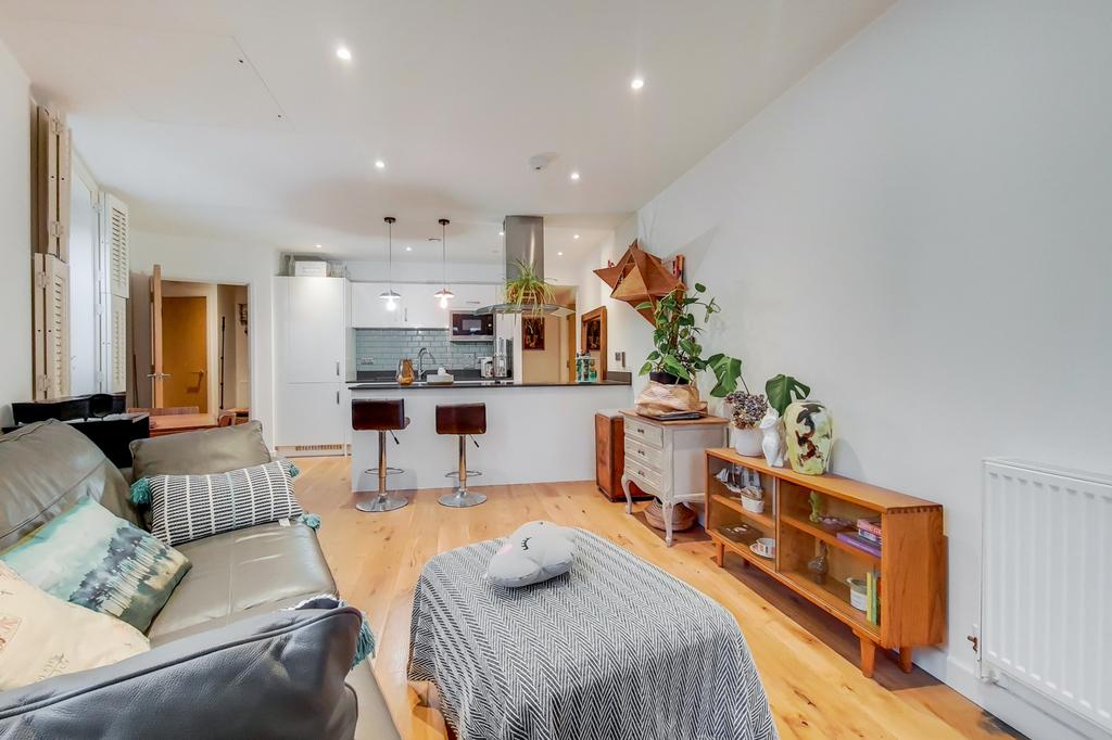 Blackwall Lane, Greenwich, SE10 2 bed apartment £500,000