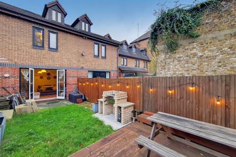 8 Quadrangle Close, London, SE1 4SQ