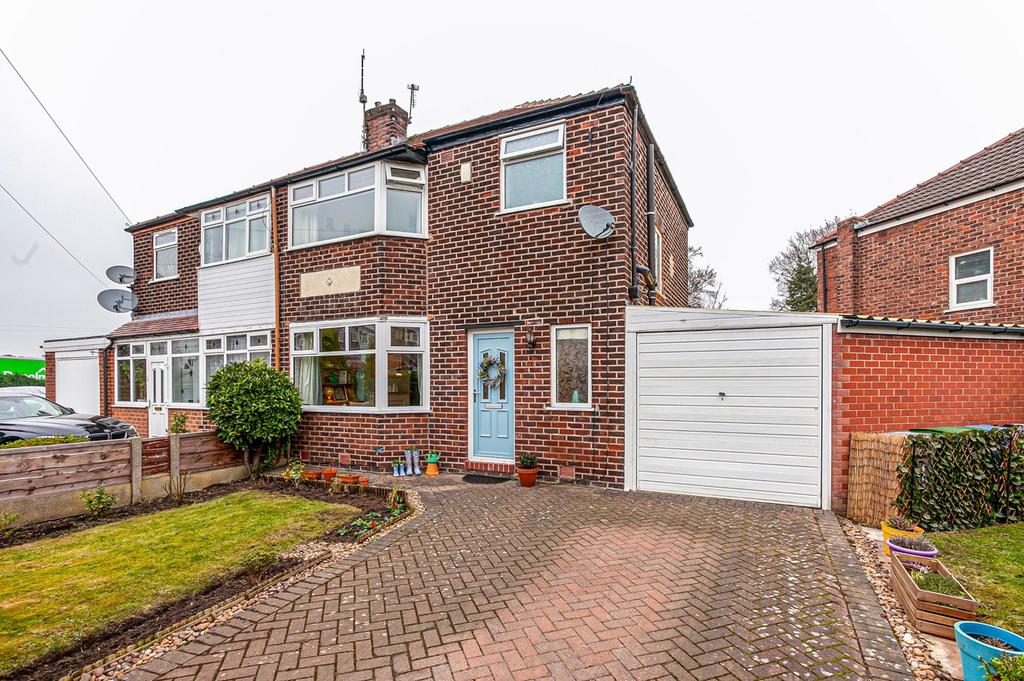 Aldermere Crescent, Flixton... 3 bed semidetached house £315,000