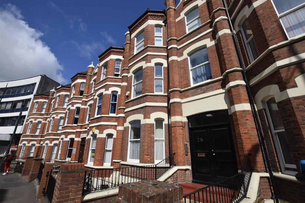 St Peters Road, Bournemouth, 1 bed flat £750 pcm (£173 pw)