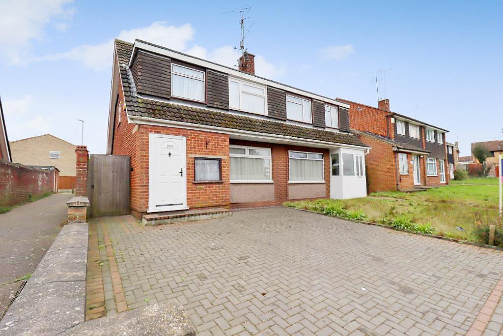 Toddington Road, Tophill, Luton, Bedfordshire, LU4 9ED 3 bed semi